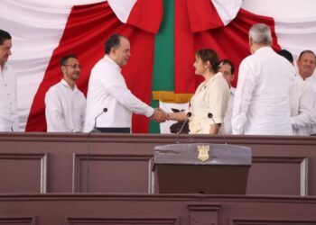 El Congreso del Estado entrega Condecoracion “Constitución de 1814” al Colegio de Abogadas de Michoacán