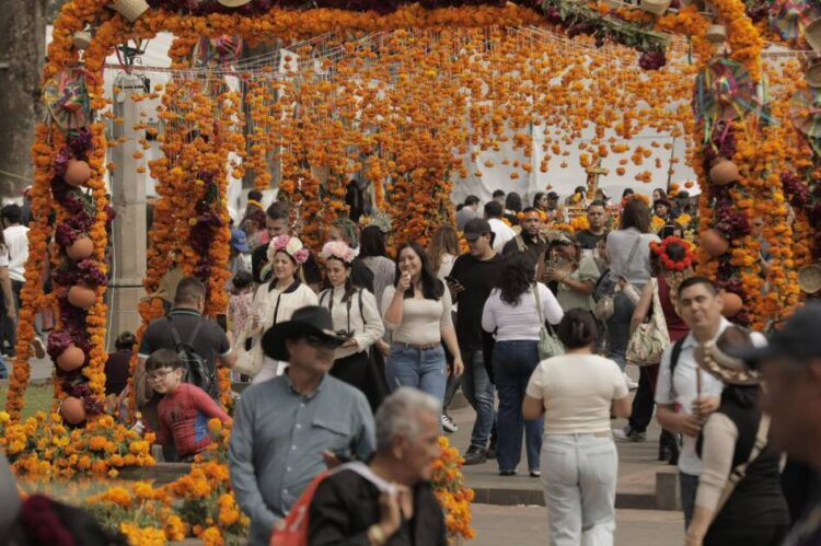 Prepárate a vivir la Noche de Muertos en Michoacán con Desfiles, Ferias y Altares