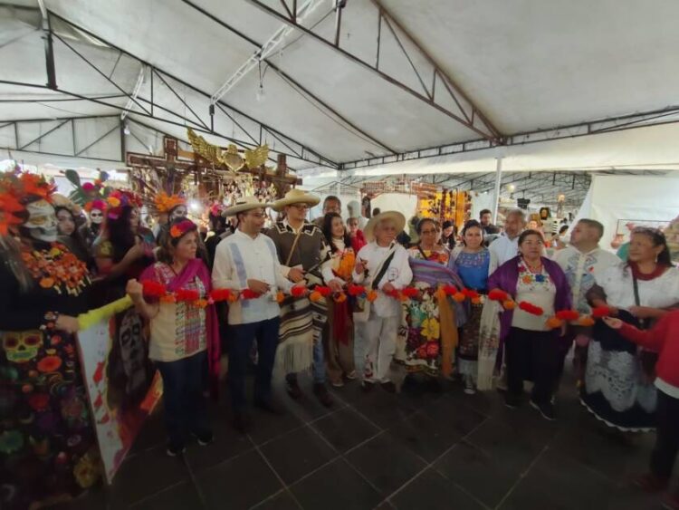 El tradicional tianguis de Noche de Muertos reúne en Pátzcuaro toda la riqueza artesanal de Michoacán