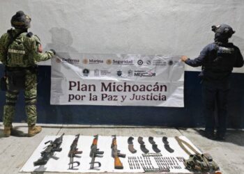 Cuatro armas largas y dos vehículos con insignias de grupo delictivo son localizados en Zinapécuaro e Indaparapeo