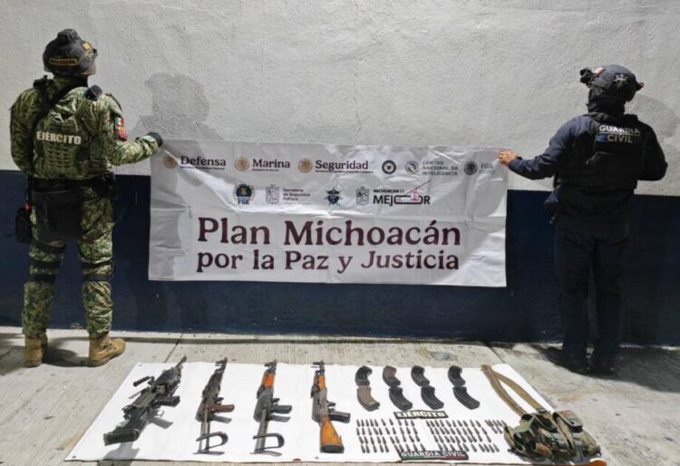 Cuatro armas largas y dos vehículos con insignias de grupo delictivo son localizados en Zinapécuaro e Indaparapeo