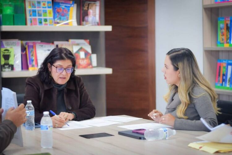 Dayana Pérez Mendoza gestiona apoyos educativos para escuelas de Salvador Escalante