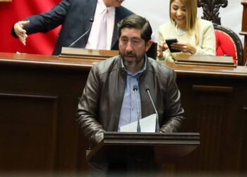 Abraham Espinoza presenta iniciativa para prohibir que niñas y niños viajen sin protección en motocicletas