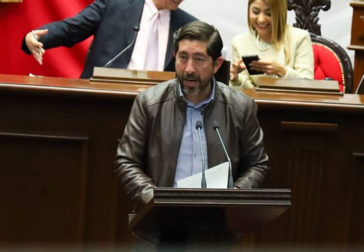 Abraham Espinoza presenta iniciativa para prohibir que niñas y niños viajen sin protección en motocicletas
